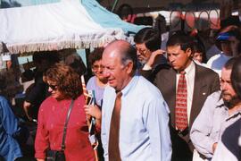 Candidato Ricardo Lagos en terreno por campaña presidencial 1999