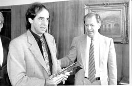 Visita de Joan Manuel Serrat a Ministerio de Educación