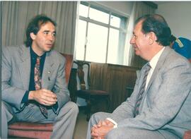 Visita de Joan Manuel Serrat a Ministerio de Educación