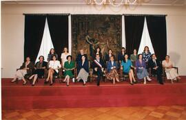 Presidente Eduardo Frei junto a esposas y esposo de ministros y ministras