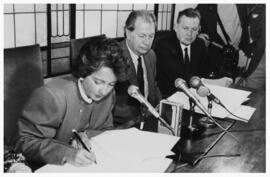 Firma de Convenio Servicio Nacional de la Mujer - Ministerio de Educación