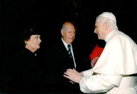 Saludo entre el Papa Benedicto XVI y el Presidente Ricardo Lagos y la señora Luisa Durán, durante...