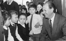 Ministro Ricardo Lagos con alumnos de básica Escuela F-130