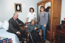 El Presidente Ricardo Lagos visita a su madre en el día de su cumpleaños