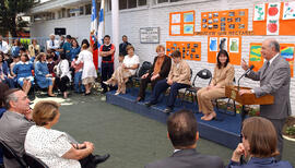 El Presidente Ricardo Lagos, visita la escuela especial para niños autistas, "Centro Interac...