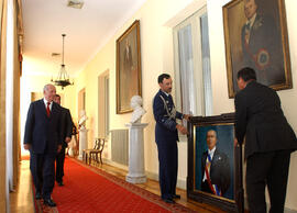 Presidente de la República Recibe Retrato de ex Presidente González Videla