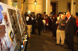 Presidente de la República Visita a Artistas que Pintan en La Moneda