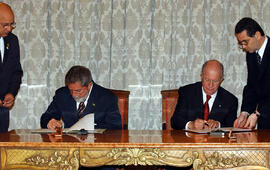 Firma documentos y declaración prensa - Visita Presidente Brasil