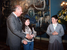 Recibe a niña ganadora concurso de lectores infantiles