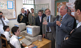 Inauguración de la primera sala multimedia con banda ancha en un establecimiento educacional muni...