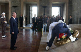 Ofrenda Floral tumba de Ataturk