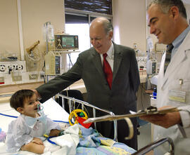 El Presidente de la República, visita a dos niñas trasplantadas de hígado