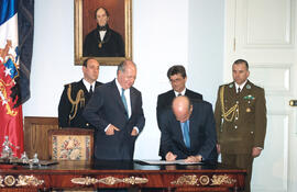 Firma decreto de Transmisión del Mando Presidencial