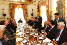 El Presidente Ricardo Lagos llega al Reino Unido de Gran Bretaña y sostiene Almuerzo con Editoria...