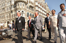 Presidente de la República Ricardo Lagos camina en la Ciudad de Mumbai - India