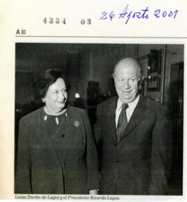 Extracto de periódico con fotografía del Presidente de la República y la Primera Dama