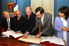 Ministros de Estado Firman Constitución Política de Chile 2005