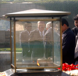 Ofrenda Floral en el Memorial de Gandhi - Rajghat