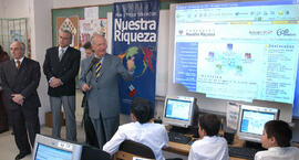 Inauguración de la primera sala multimedia con banda ancha en un establecimiento educacional muni...