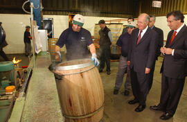 Presidente Lagos Visita Empresa Tonelería Nacional