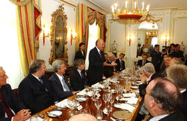 El Presidente Ricardo Lagos llega al Reino Unido de Gran Bretaña y sostiene Almuerzo con Editoria...