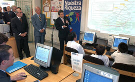 Inauguración de la primera sala multimedia con banda ancha en un establecimiento educacional muni...