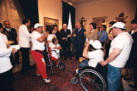 Recibe a delegación que participa en Paralímpicos de Sidney 2000