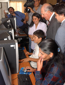 Presidente visita biblioteca municipal de Melinka