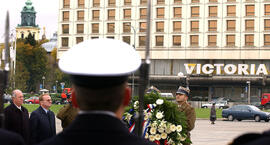 Ofrenda Floral ante Tumba del Soldado Desconocido - Polonia