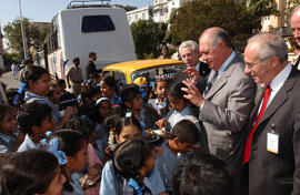 Presidente de la República Ricardo Lagos camina en la Ciudad de Mumbai - India