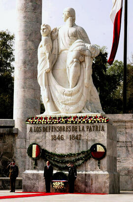 Ofrenda floral ante el Altar de la Patria