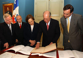 Ministros de Estado Firman Constitución Política de Chile 2005