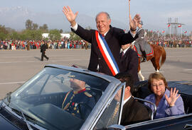 Presidente Lagos Asiste a Parada Militar 2004