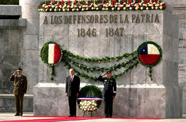 Ofrenda floral ante el Altar de la Patria