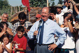 Visita a jóvenes del Proyecto Mediaguas en el 2000