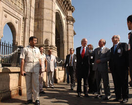 Presidente de la República Ricardo Lagos camina en la Ciudad de Mumbai - India