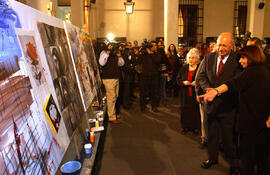 Presidente de la República Visita a Artistas que Pintan en La Moneda