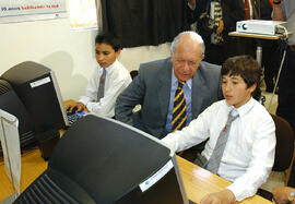 Inauguración de la primera sala multimedia con banda ancha en un establecimiento educacional muni...