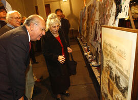 Presidente de la República Visita a Artistas que Pintan en La Moneda