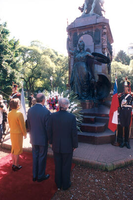 Ofrenda floral ante monumento a Bernardo O