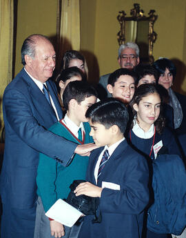 Recibe a Niños Ganadores Concurso Chile del Bicentenario