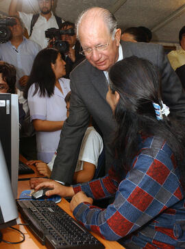 Presidente visita biblioteca municipal de Melinka