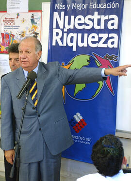 Inauguración de la primera sala multimedia con banda ancha en un establecimiento educacional muni...