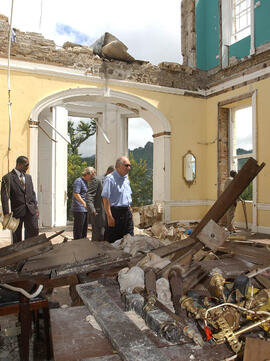 Reunión con Primer Ministro de Grenada, y visita a casa del gobernador destruida por huracán