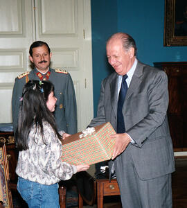 Recibe a niña ganadora concurso de lectores infantiles